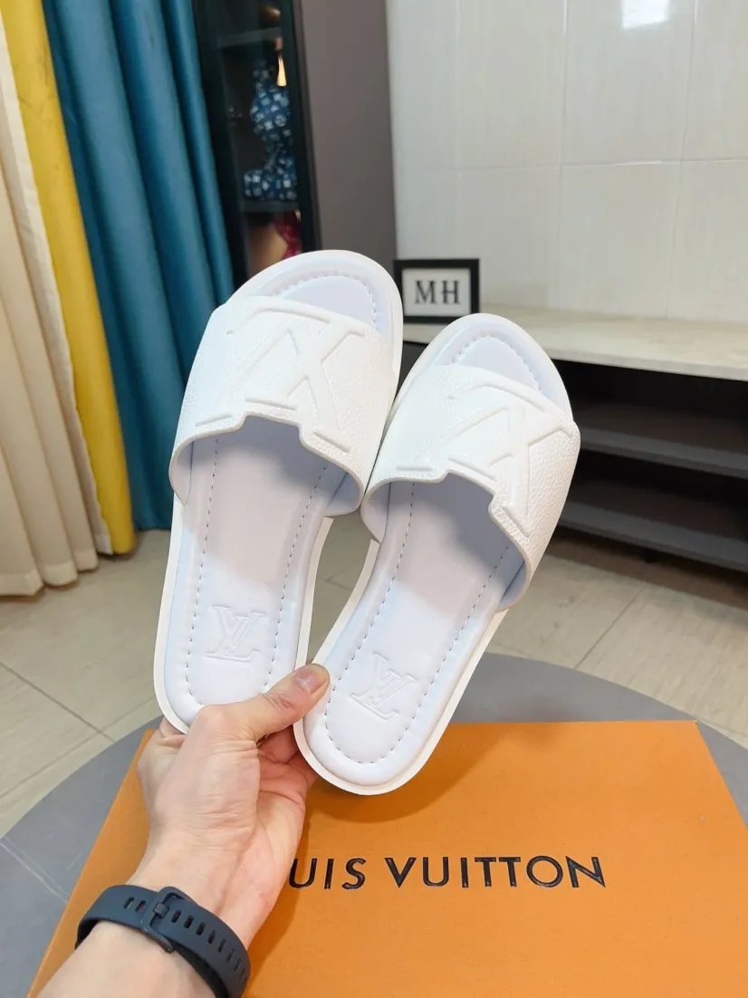 Men's shoes 💰300🌸🌸LV Ordinary men's spring and summer slippers, uppers imported from Italy, cowhide fabric, logo graphics, high-quality craftsmanship, soles: original soles specially provided by the original factory, exclusive movable molded soles super comfortable, original factory single goods, 🔍🔍high quality, you can enter and exit the counter at will, welcome to compare, size 38-45